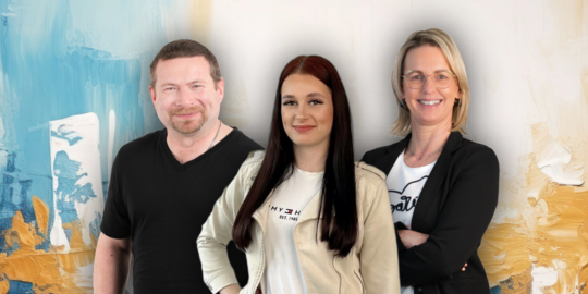 drei freundlicher Menschen vor buntem Hintergrund