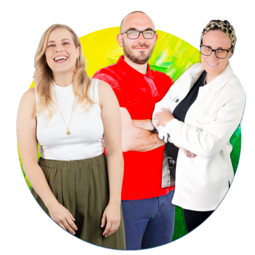 drei fröhliche Personen vor buntem Hintergrund